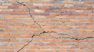 О чём говорят трещины в несущих стенах? Норма или опасность?