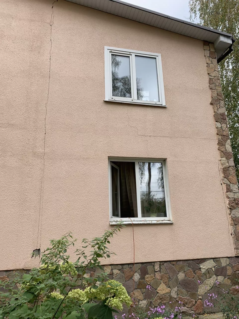 Остановка осадки угла двухэтажного дома со сборным фундаментом после применения цементации