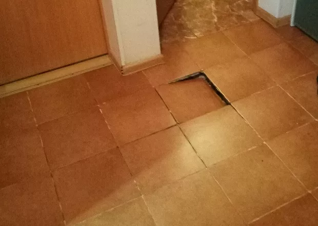 Выравнивание плит пола загородного дома после техногенной аварии